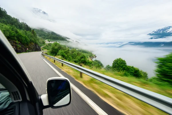 Norveç'te şaşırtıcı doğa yakınlarındaki hız yolu