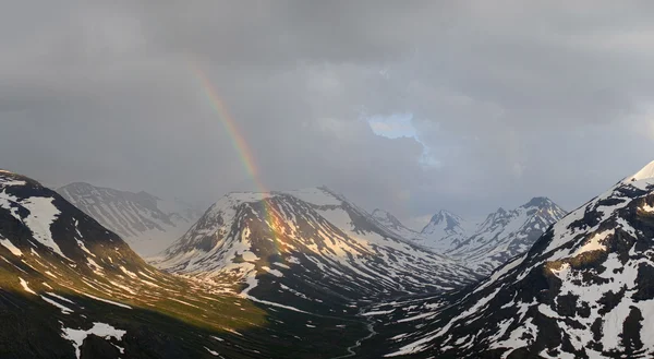 Szivárvány a norvég hegységben — Stock Fotó