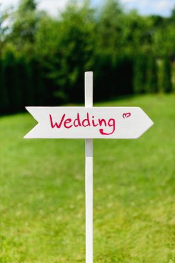 Düğün ahşap ok işareti