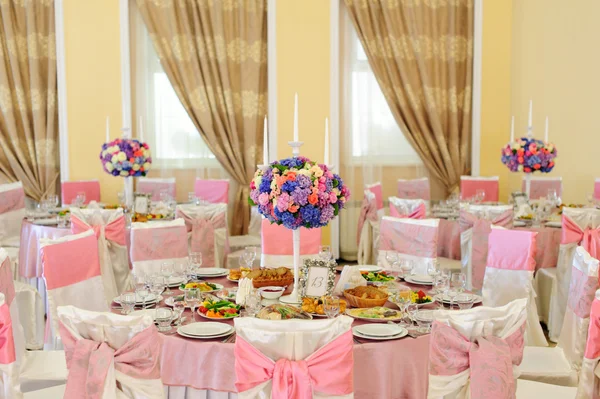 Güzel çiçekler ile tablo ve restoranda yemeklerin çok süslü