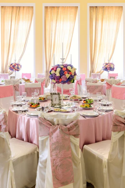 Tisch mit schönen Blumen und vielen Gerichten im Restaurant dekoriert — Stockfoto
