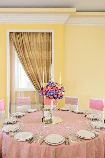 MESA DECORADA CON FLORES HERMOSOS EN EL RESTAURANTE ELEGANTE PARA LA BODA PERFECTA — Foto de Stock