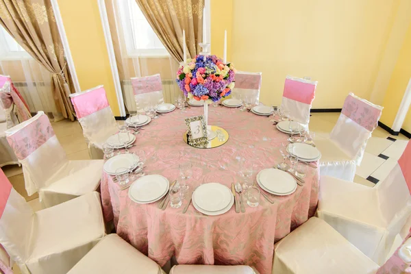 MESA DECORADA CON FLORES HERMOSOS EN EL RESTAURANTE ELEGANTE PARA LA BODA PERFECTA — Foto de Stock