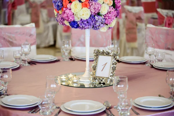 QUADRO DECORDADO COM FLORES BAIXAS NO RESTAURANTE ELEGANTE PARA A QUEDA PERFEITA — Fotografia de Stock