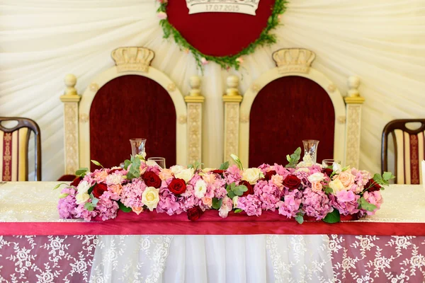 Tisch mit Rosen und Hortensien für Bräute — Stockfoto