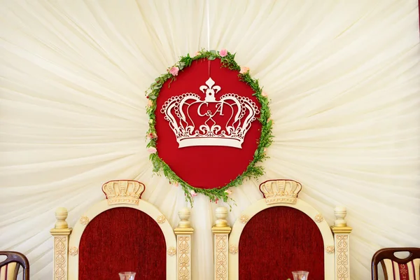 Krone som dekoration på bryllup - Stock-foto