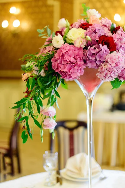 Florero con hermosas flores — Foto de Stock