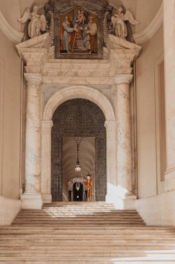 VATİKAN ŞEHRİ, VATİKAN - 23 Mart 2021: Vatikan Şehri 'nde Papalık İsviçreli Muhafız üniforması. 