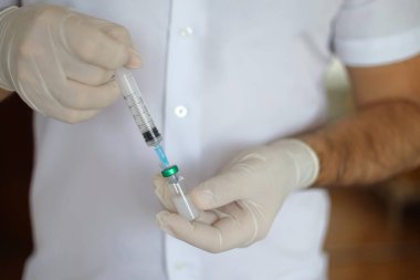 Doktor Coronavirus aşısı yapmaya hazırlanıyor, yakın plan. Aşılama Kavramı. 