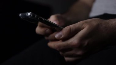 Akıllı telefonlu erkek elleri yakın plan. Akıllı telefon ya da dijital aygıt kullanarak internet bankacılığı için kolay ödeme 