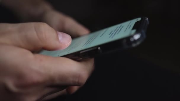 Man händer med smart telefon på nära håll. Lätt att betala nätbank med hjälp av smarttelefon eller digital enhet, läsa online-böcker — Stockvideo