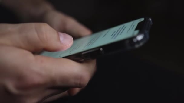 Man handen met smartphone van dichtbij. Eenvoudig online bankieren met smartphone of digitaal apparaat, online boeken lezen — Stockvideo