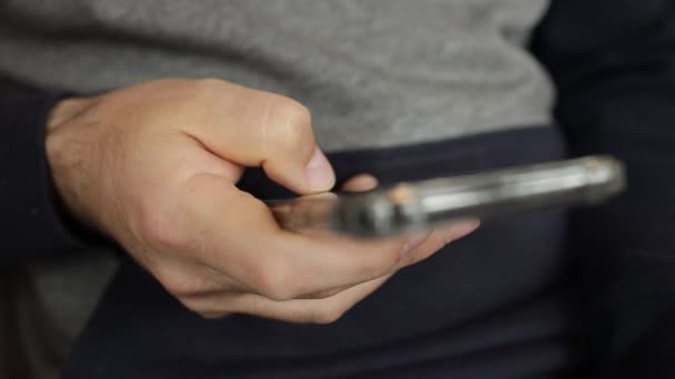 Man handen met smartphone van dichtbij. Eenvoudig online bankieren met smartphone of digitaal apparaat, online boeken lezen — Stockvideo