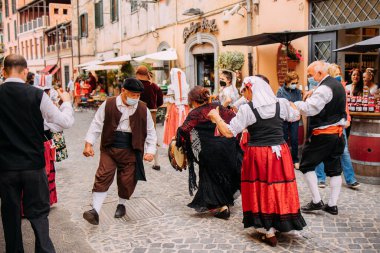Nemi, İtalya -6 Haziran 2021, Roma 'nın güneyindeki Castelli Romani' nin Nemi kasabasında çilek festivali düzenlenmiştir. Kutlama ve şarkılar. Nemi sakinleri tipik kıyafet katılıyor 