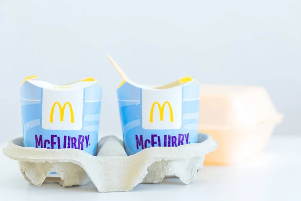 Glass McFlurry och snack box på vit bakgrund. Leverans McCafe. Snabbmatsrestaurang McDonalds. ta bort glass — Stockfoto