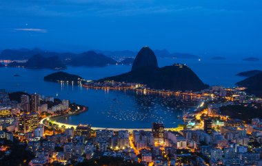 sugar loaf Dağı ve rio de janeiro botafogo gece görünümü