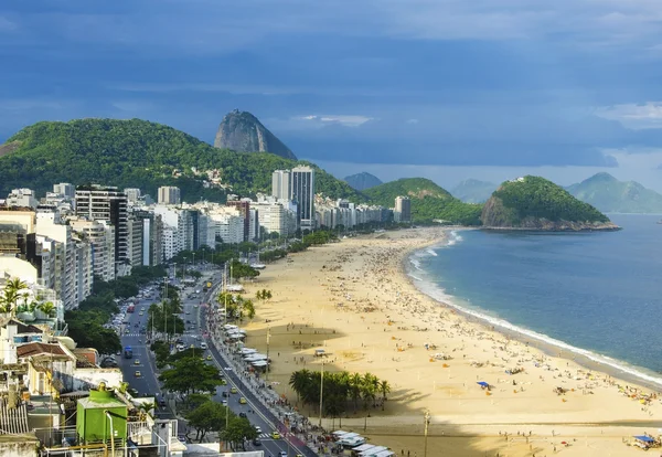 Vista aérea de la famosa playa de Copacabana y la playa de Ipanema en Río de Janeiro, Brasil — Foto de Stock