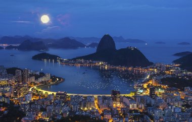 sugar loaf Dağı ve rio de janeiro botafogo gece görünümü