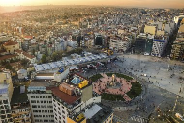 Istanbul, Türkiye - Istanbul, Türkiye'de 8 Haziran 2011 tarihinde panoramik görünüm Cumhuriyet Anıtı Taksim Meydanı'nda. Bağımsızlık mücadelesinin liderleri onurlandıran heykel 1928 yılında örtüsünü açmak.
