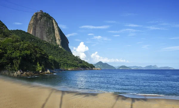 Montaña Sugarloaf sol en la playa roja vacía — Foto de Stock