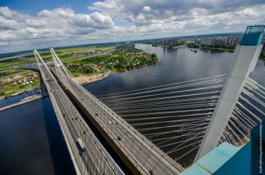 Askılı köprü güneşli bir bahar akşamı, Rusya, st.petersburg.