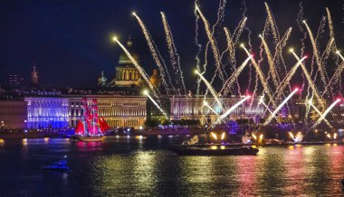 St.Petersburg, Rusya Federasyonu - 20 Haziran 2014: ışık ve havai fişek ile scarlet yelkenli neva Nehri üzerinde yüzen bir firkateyn. 2014 yılında festival scarlet yelken onuncu yıldönümünü kutluyor.