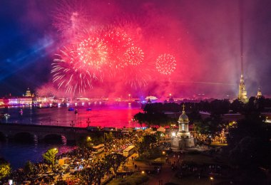 St.Petersburg, Rusya Federasyonu - 20 Haziran 2014: ışık ve havai fişek ile scarlet yelkenli neva Nehri üzerinde yüzen bir firkateyn. 2014 yılında festival scarlet yelken onuncu yıldönümünü kutluyor.