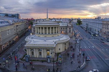 Saint Petersburg, Rusya'nın panoramik görünümünden yüksekliği. Kazan Katedrali de seçici odak. St Petersburg yerlerinden bahar kentsel havadan görünümü