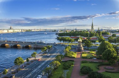 Saint Petersburg, Rusya'nın panoramik görünümünden yüksekliği. Kazan Katedrali de seçici odak. St Petersburg yerlerinden bahar kentsel havadan görünümü