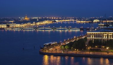 Neva Nehri'nin görünümüne St. Isaac akşam Katedrali ve Köprü '