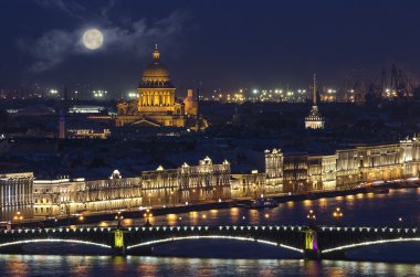 Neva Nehri'nin görünümüne St. Isaac akşam Katedrali ve Köprü '