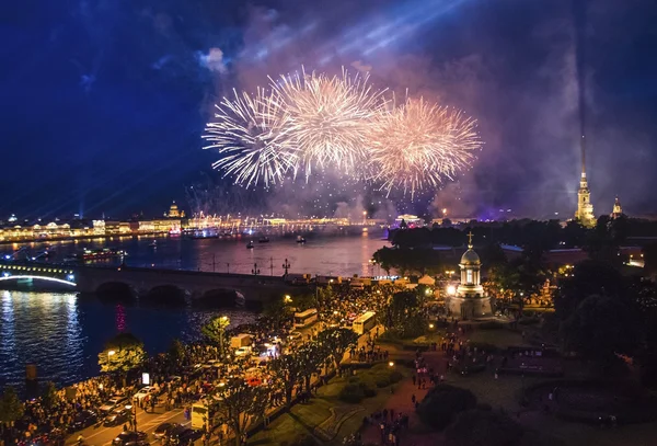 St.Petersburg, Rusland - 20 jun 2014: lichtshow en vuurwerk met een fregat met dieprode zeilen drijvend op de rivier de neva. in 2014, het festival dieprode zeilen viert zijn tiende verjaardag. — Stockfoto