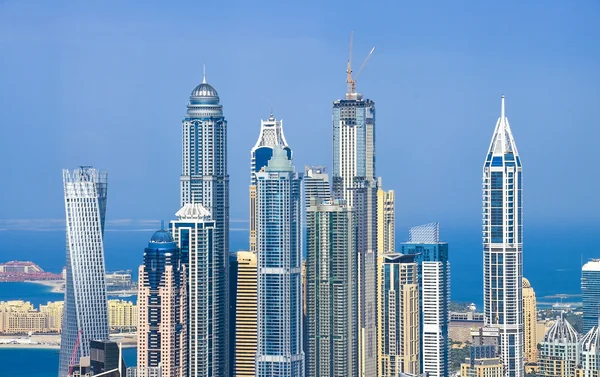 Arranha-céus altos de Dubai Marina nos Emirados Árabes Unidos — Fotografia de Stock