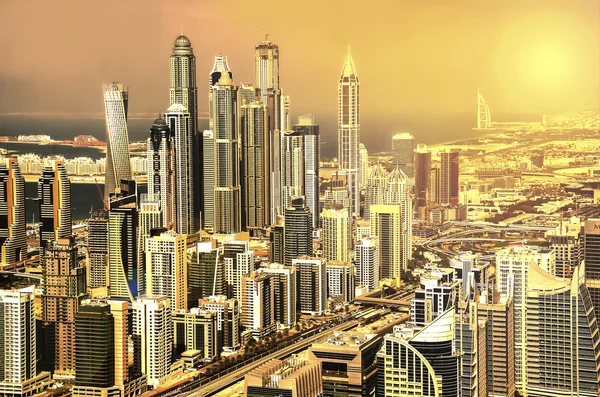 दुबई मरीना में गगनचुंबी इमारतों का सौंदर्य दृश्य। यूएई — स्टॉक फ़ोटो, इमेज