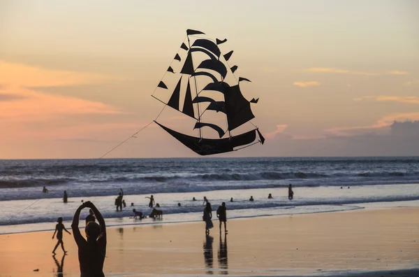 El barco volador en el fondo del cielo azul —  Fotos de Stock