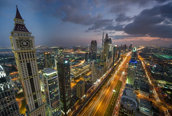 Ніч міський пейзаж з Дубаї, Об'єднані Арабські Емірати — стокове фото