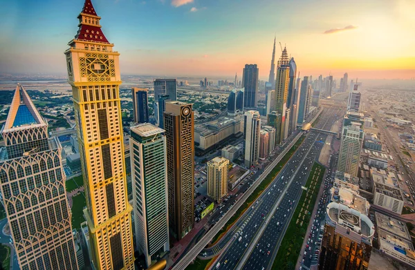 Pôr do sol sobre Sheikh Zayed Road, Dubai — Fotografia de Stock