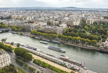 Paris ve Sena Eiffel Tower görüntüleyin