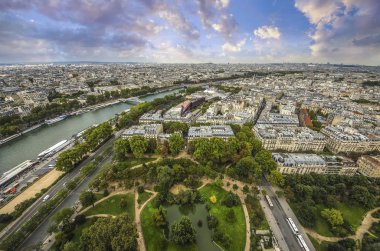 Paris ve Sena Eiffel Tower görüntüleyin