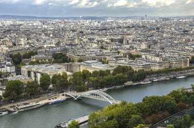 Paris ve Sena Eiffel Tower görüntüleyin