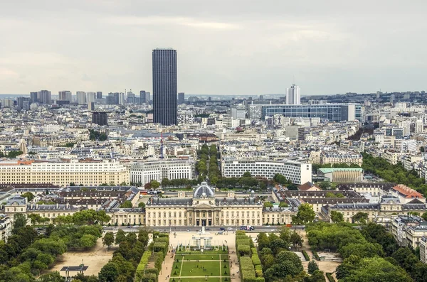 Paris, França - paisagem urbana com jardins Field of Mars e arranha-céus Montparnasse. Património Mundial da UNESCO . — Fotografia de Stock
