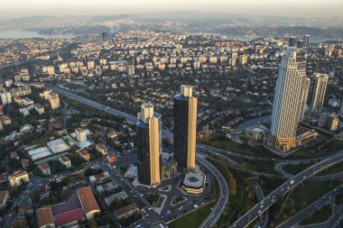 Istanbul, Türkiye - 23 Ağustos: Modern ofis binalarının ve gökdelenlerin Levent District. Boğaz'ın arka plan ile. 23 Ağustos 2014 yılında Istanbul, Türkiye.