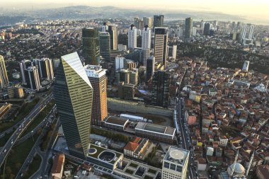 Istanbul, Türkiye - 23 Ağustos: Modern ofis binalarının ve gökdelenlerin Levent District. Boğaz'ın arka plan ile. 23 Ağustos 2014 yılında Istanbul, Türkiye.