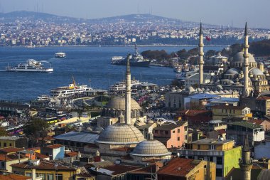 Istanbul 'un panoramik görünümü. Köprü, cami ve boğaz. Istanbul, Türkiye.