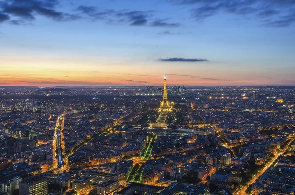 Paris, Frankrijk - 17 juni 2015: 's avonds uitzicht over Parijs en de Eiffeltoren. — Stockfoto