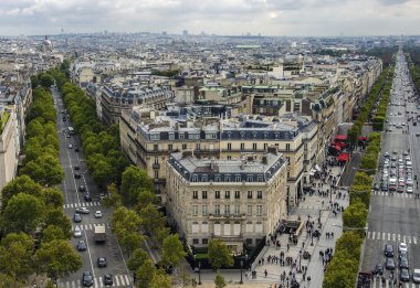 Paris Arc de Triumph görünümden. Fransa.