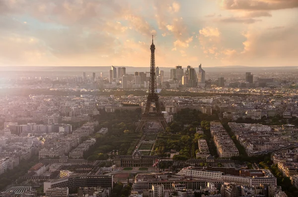 Eiffeltoren en Parijs stadsgezicht van bovenaf in oranje zonsondergang zonlicht, Frankrijk — Stockfoto