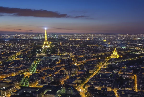 Paris, Frankrijk - 17 juni 2015: 's avonds uitzicht over Parijs en de Eiffeltoren. — Stockfoto