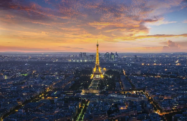 Paříž, Francie - 17. června 2015: Večerní pohled na Paříž a Eiffelova věž. — Stock fotografie