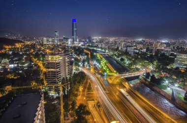 santiago de chile mapocho nehir ve providencia ve las condes bölgeleri gösteren kentin doğu bölümü doğru gece manzarası